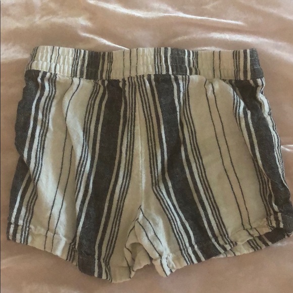 Carter’s two piece set. Blouse and shorts. Size 3T - Picture 3 of 7